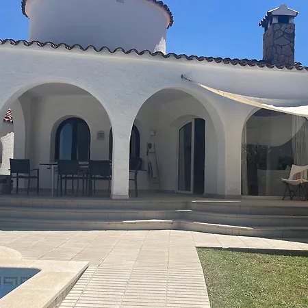 'casa Empuria' Aan Kanaal Met Zwembad En Aanlegsteiger *