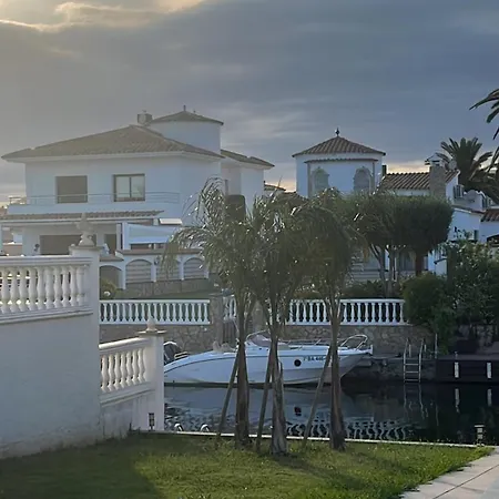 'casa Empuria' Aan Kanaal Met Zwembad En Aanlegsteiger * Empuriabrava